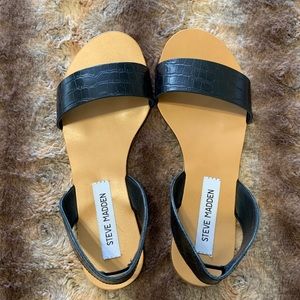 New Steve Madden flat sandal Size 6